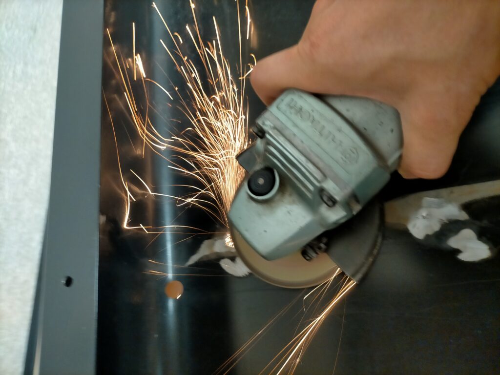 グラインダー作業中に金属粉が飛ぶ様子