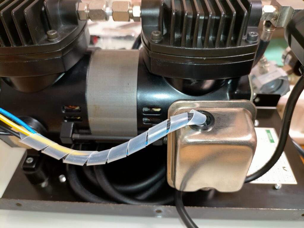 アネスト岩田 IS-925 オイルフリーミニコンプレッサーのメンテナンス・清掃完了後の本体反対側面。本体ケースをエアガンでホコリ除去・シリコーンオイル磨き後の状態。エア漏れ修理・フィルター交換・レギュレーター清掃・サビ取りの全作業完了