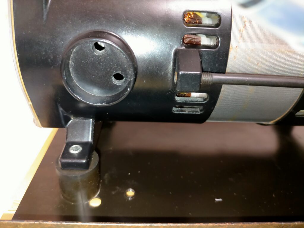 アネスト岩田 IS-925 吸気口エアフィルター部の拡大写真。フィルターが欠損した状態のフィルター取付部クローズアップ。緩衝材スポンジをフィルターとして代用するDIY修理前の状態