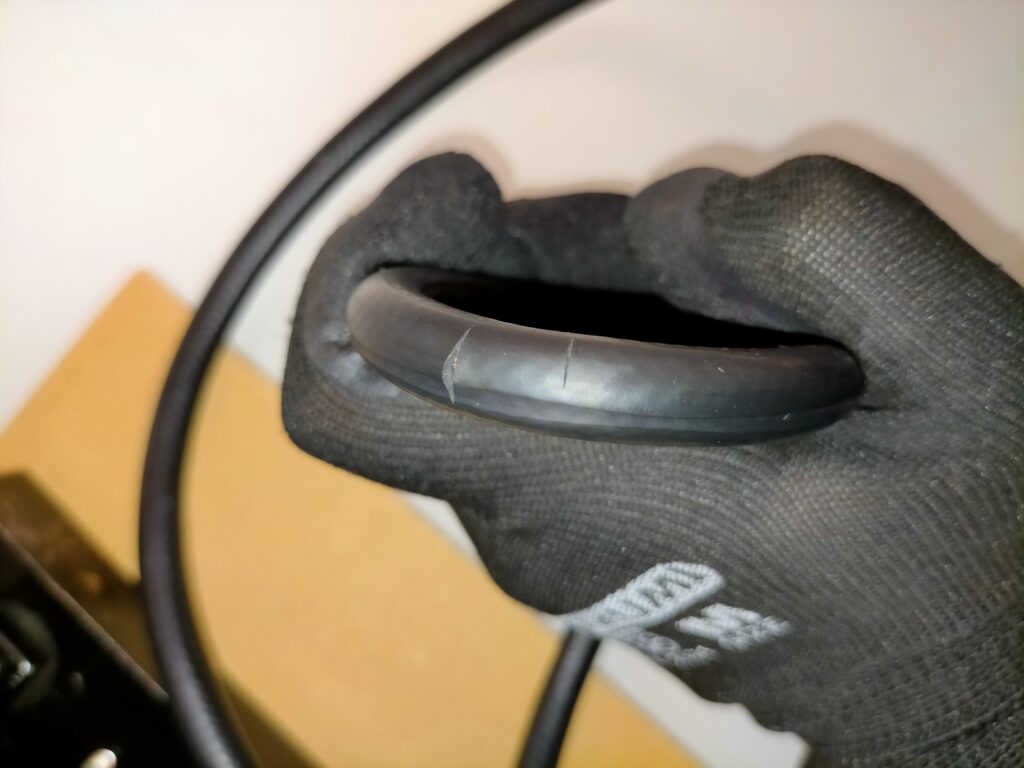 アネスト岩田 IS-925 エアホースの亀裂確認。亀裂は深部まで達しておらず交換不要と判断。ミニコンプレッサーのメンテナンス時に確認すべきエアホースの経年劣化チェックポイント