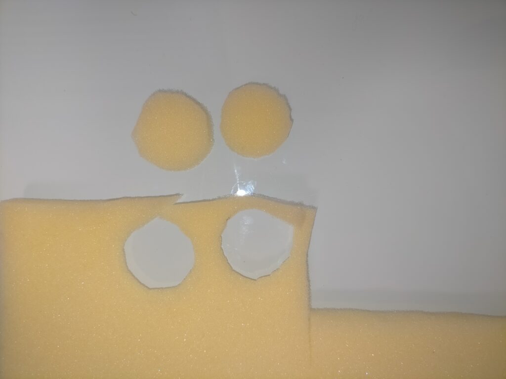 アネスト岩田 IS-925 エアフィルターのDIY代用素材。手持ちの緩衝材スポンジをフィルターサイズにカットする前の状態。純正フィルター入手困難時の代替フィルター自作方法