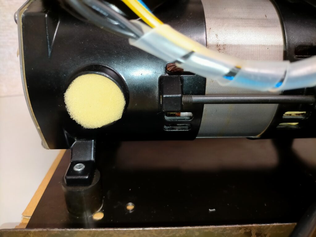 アネスト岩田 IS-925 吸気口に緩衝材スポンジをカットして自作フィルターを取り付けた状態。純正フィルターの代替DIYフィルター装着完了。粉塵の吸い込みを防止してレギュレーター内の白い粉問題を根本解決