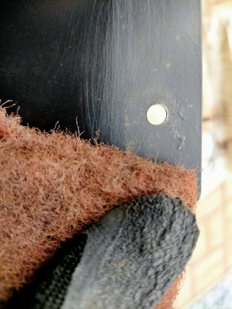 アネスト岩田 IS-925 スコッチブライトと真鍮ワイヤーブラシによるサビ取り完了後の金属部品。錆が完全に除去されて金属光沢が回復した状態。ミニコンプレッサー金属部品の簡易サビ取りDIYメンテナンス完了