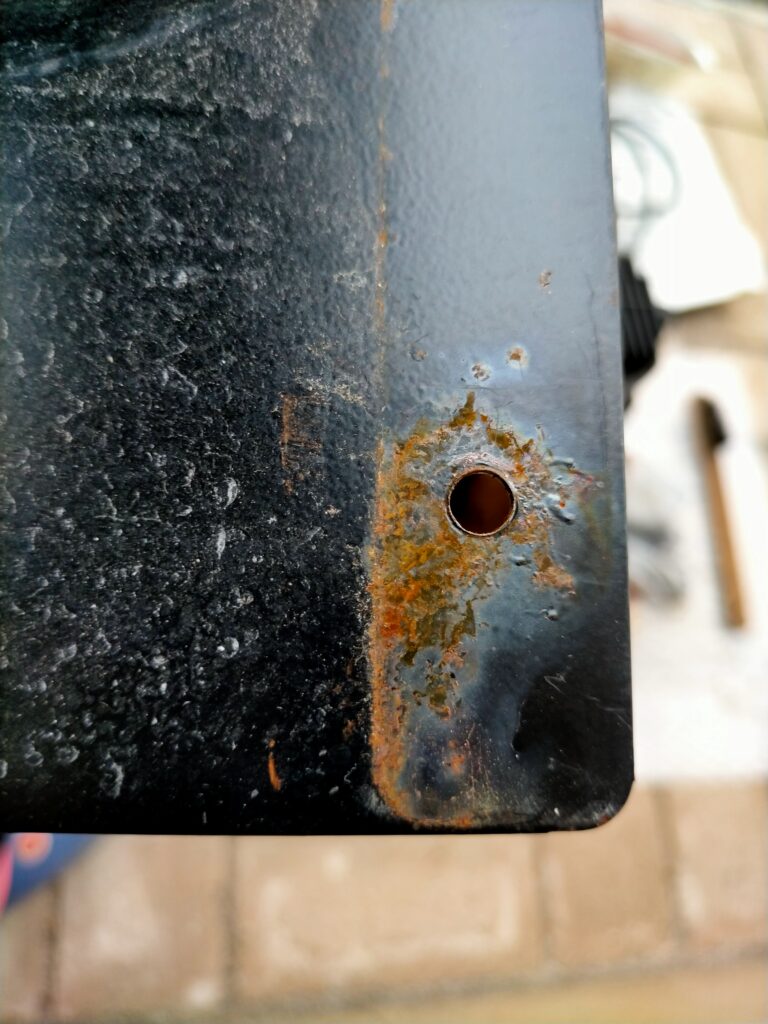 アネスト岩田 IS-925 ミニコンプレッサー本体金属部品のサビ取り前の状態。経年使用による表面錆が発生している。スコッチブライトと真鍮ワイヤーブラシでサビ取り作業前