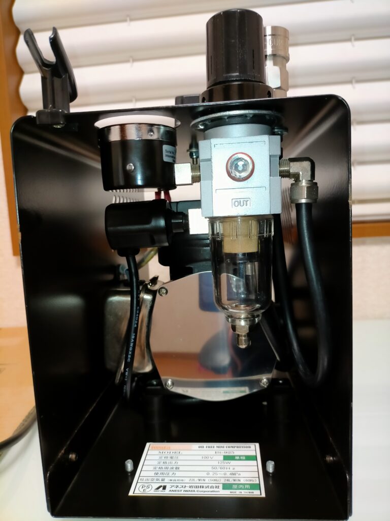 アネスト岩田 IS-925 オイルフリーミニコンプレッサーのメンテナンス・清掃完了・動作確認済みの全体写真。エア漏れ（11mmナット増し締め修理）・フィルター欠損（スポンジ代用自作）・レギュレーター白い粉（分解水洗い）・サビ取り（スコッチブライト）の4つの問題を全て解決した完成状態