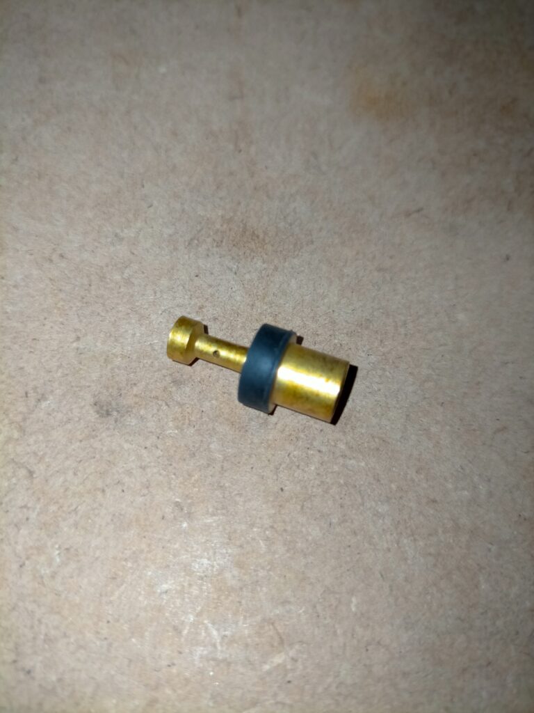 アネスト岩田 IS-925 エアレギュレーターの真鍮製ジェットのクローズアップ。細い管の中に白い粉が詰まっていた部品。エアガンで清掃後の状態。フィルター欠損による粉塵吸い込みが原因で詰まりが発生