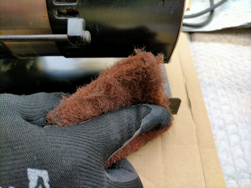 アネスト岩田 IS-925 金属部品をスコッチブライトで研磨してサビ取り作業中の状態。真鍮ワイヤーブラシと併用で簡単にサビを除去できる。ミニコンプレッサーの金属部品メンテナンス方法