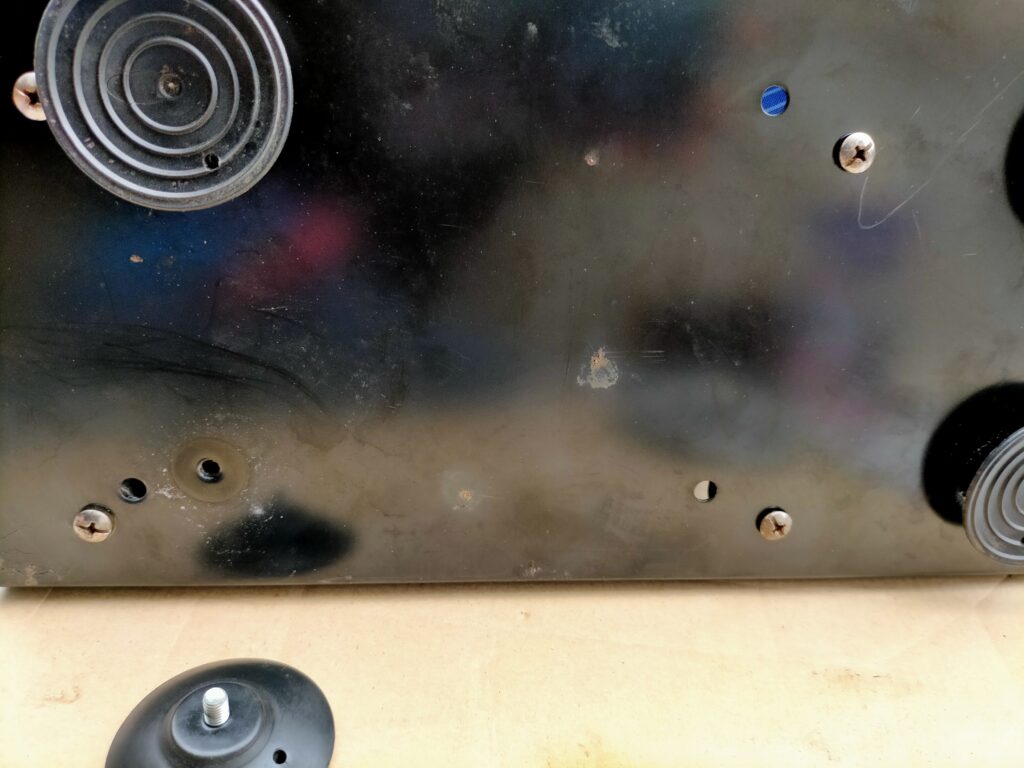 アネスト岩田 IS-925 ミニコンプレッサーのネジ込み式ゴム足。取り外して清掃・再取り付けが可能。本体底面のゴム足クローズアップ。シリコーンオイルで磨いて組み付け直す手順