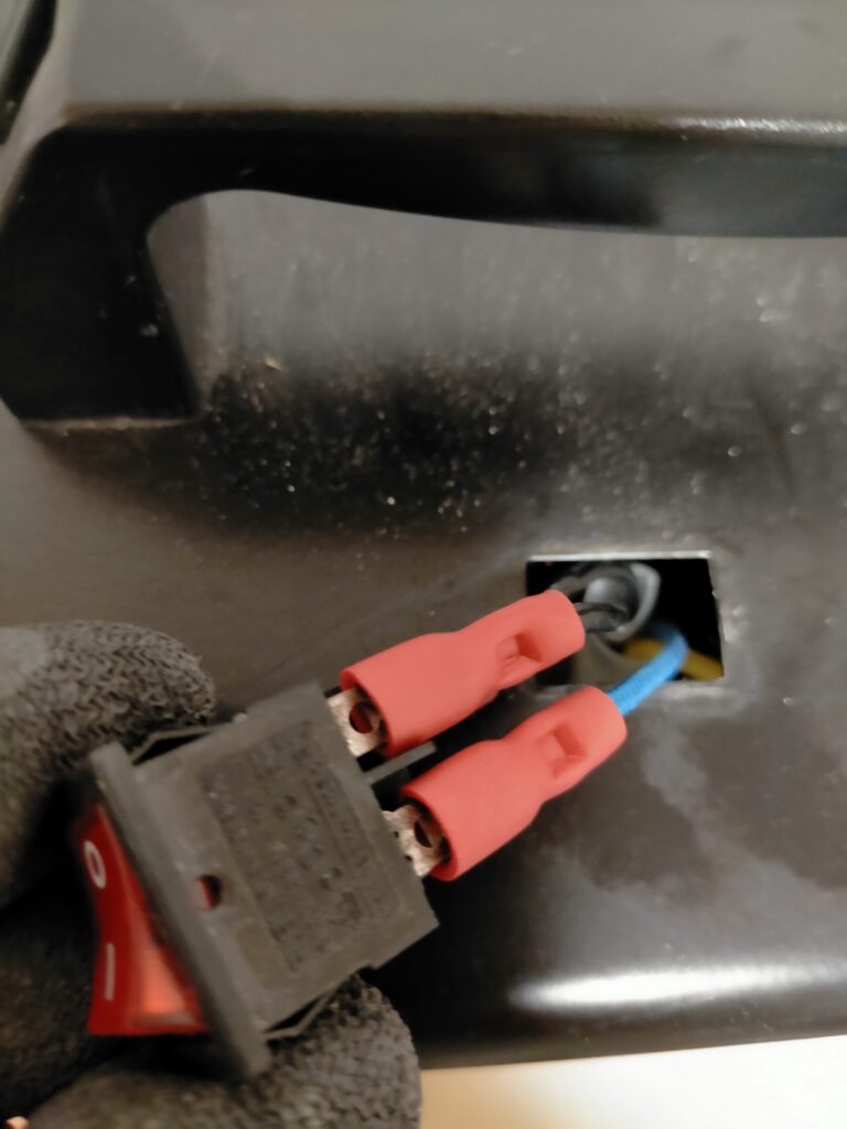 アネスト岩田 IS-925 上カバー取り外し作業中。カバーに固定されている電源スイッチを取り外している状態。レギュレーター・エアホース差込口・エアブラシホルダーも順に外す手順