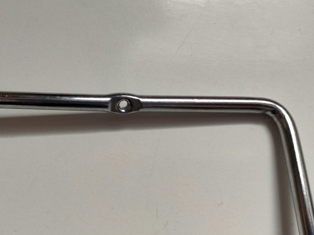 brother TA3-B627 職業用ミシンの糸案内を真鍮ワイヤーブラシで錆を落とし、シリコーンオイル含浸ウエスで磨いたサビ落とし後の状態。金属光沢が回復し、糸の引っかかりがなくなった状態