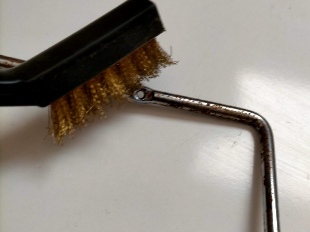 brother TA3-B627 職業用ミシンの糸案内サビ落とし前の状態。分解した糸案内・糸調子パーツに錆が発生している。糸がサビに引っかかると縫い目が乱れる原因になるため、真鍮ワイヤーブラシで錆を落としシリコーンオイルで仕上げる