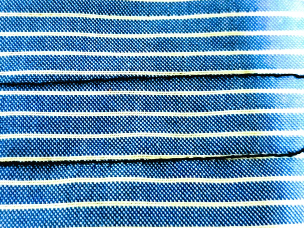 brother TA3-B627 職業用ミシンの糸調子ツマミを強く締め込んで調整後の縫い目。下糸がぐちゃぐちゃになる問題が解決し、布の裏面も上糸・下糸のバランスが取れた綺麗な縫い目に改善された状態