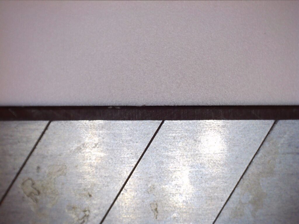 Koolertron デジタル顕微鏡でカッターの刃を低倍率で観察した画像。刃の全体的な形状と表面状態が確認できる。高倍率との比較用。家庭用デジタル顕微鏡の低倍率では刃の全体形状を把握できる倍率感