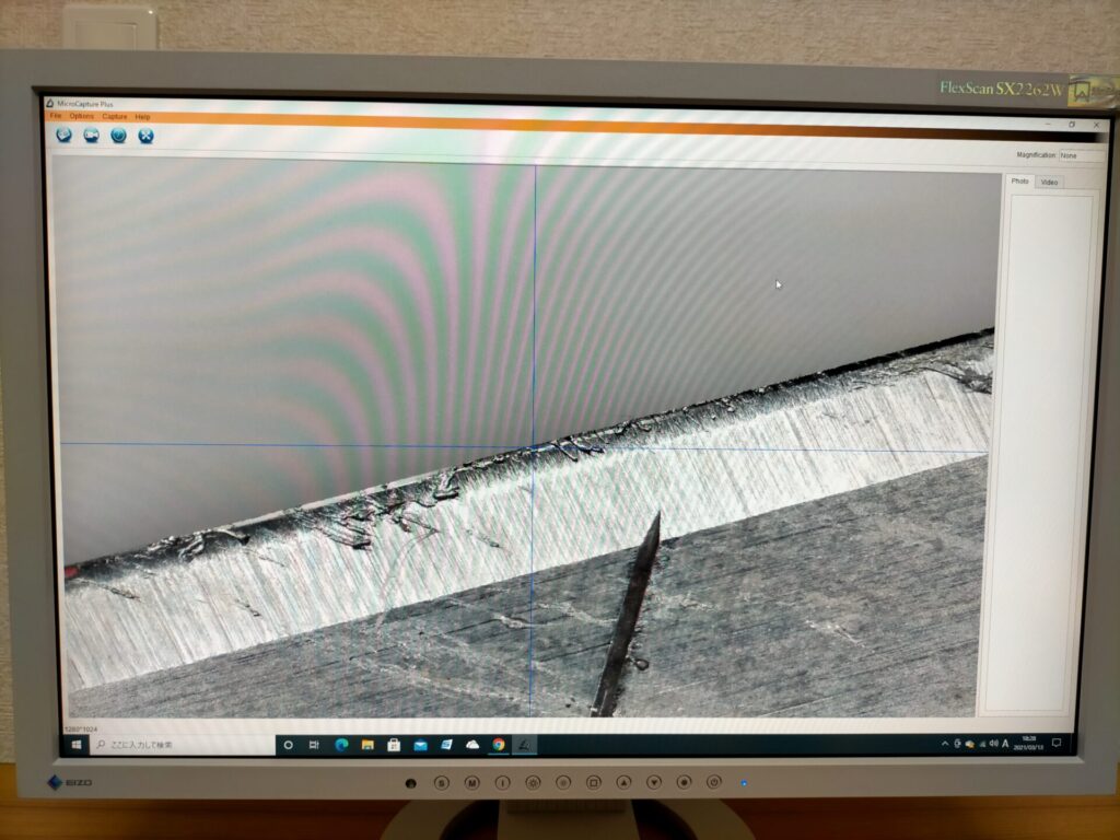 Koolertron デジタル顕微鏡をUSBケーブルでPCに接続し、付属の観察ソフト（MicroCapture Plus）をWindows 10にインストールしてパソコンのモニターに観察画像を映し出した状態。静止画・動画のデジタル記録が可能。USB2.0・5V DC給電