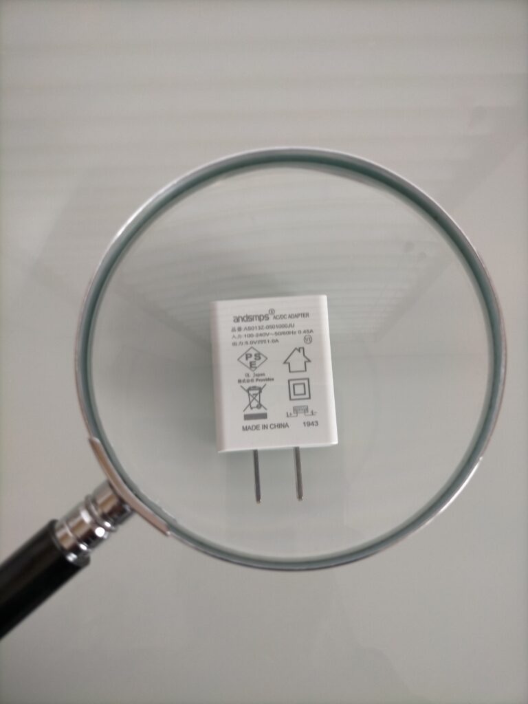 虫眼鏡（倍率2倍）でスマートフォン充電器の印刷文字「240V」を観察した画像。肉眼より大きく見えるが「0」の字のカスレ・ドット印字の細部は全く確認できない。Koolertron デジタル顕微鏡との性能差の比較実例