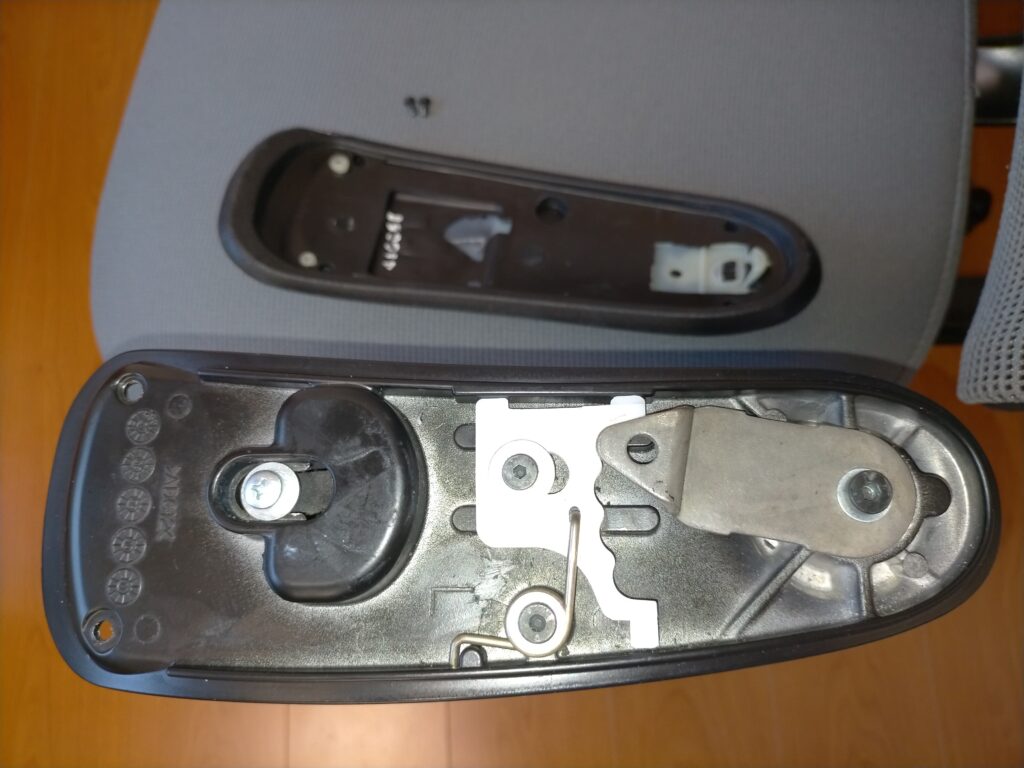 オカムラ コンテッサの加水分解でベタベタ・ボロボロになった肘パッド（モデル1・品番G92040X/G92041X）をダイソー合皮はぎれ＋コニシボンドG10Zで数百円の材料費でDIY修理した完成状態。純正品左右セット約1万円の代替として100均で解決した修理方法の解説記事アイキャッチ