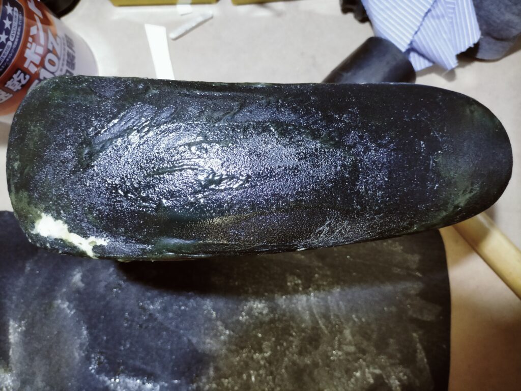 オカムラ コンテッサ肘パッド修理STEP5・コニシボンドG10Zを両面塗布後20分乾燥させて指に付かない状態（オープンタイム完了）になった肘パッドと合皮はぎれ。この状態で貼り合わせることが強力接着のコツ