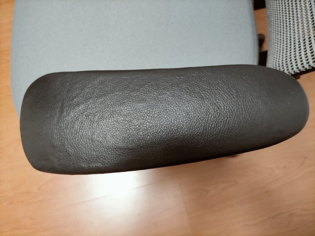 オカムラ コンテッサに合皮はぎれを貼り付けた修理済み肘パッドをスライドしてはめ込みビス止めして取り付け完成した状態。材料費数百円のダイソー合皮で純正品（左右セット約1万円）以上の風合いに仕上がり乾燥後は凹凸も馴染んで目立たなくなる