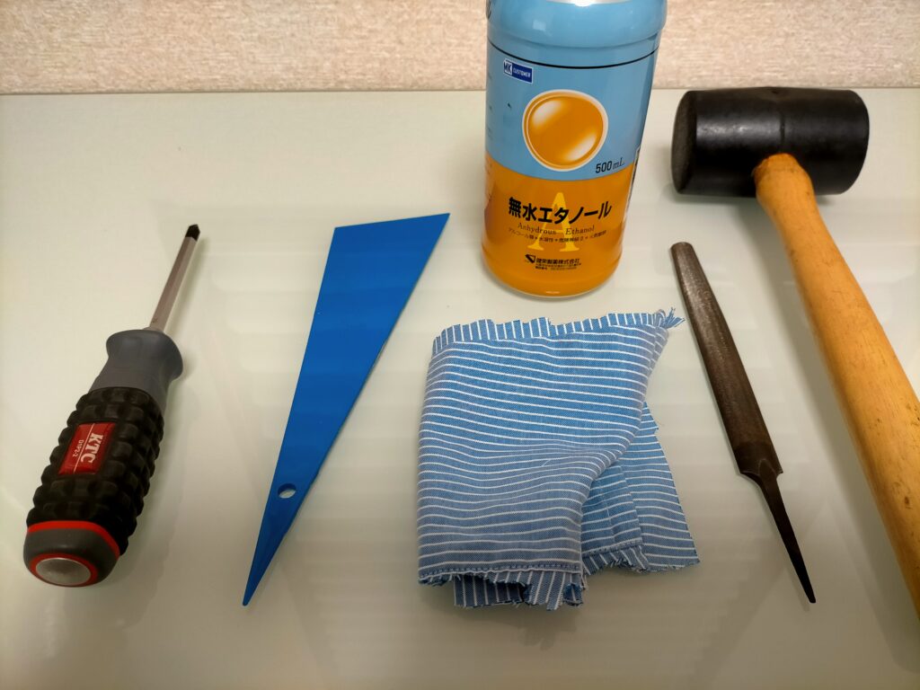 オカムラ コンテッサ肘パッドDIY修理に使用した工具一覧。プラスドライバーNo.2・ヘラ（接着剤伸ばし用）・ニトリル手袋・サンドペーパー・ゴムハンマー（圧着用）・シリコンオフ（脱脂洗浄剤）・ウエス