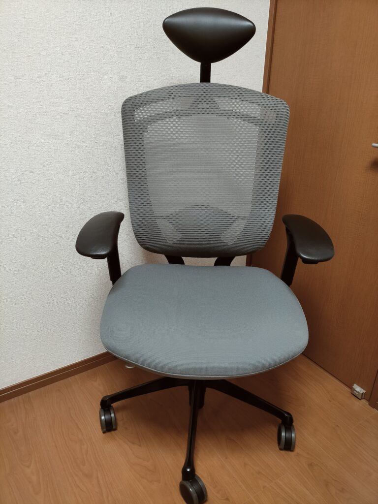 オカムラ コンテッサの座面ウレタンに15mm厚ウレタンシートを増し張りして洗濯済みのクロスクッションカバー（ライトグレー）を取り付けた修理完成状態。材料費約2,000円で新品コンテッサ セコンダを超える座り心地を実現