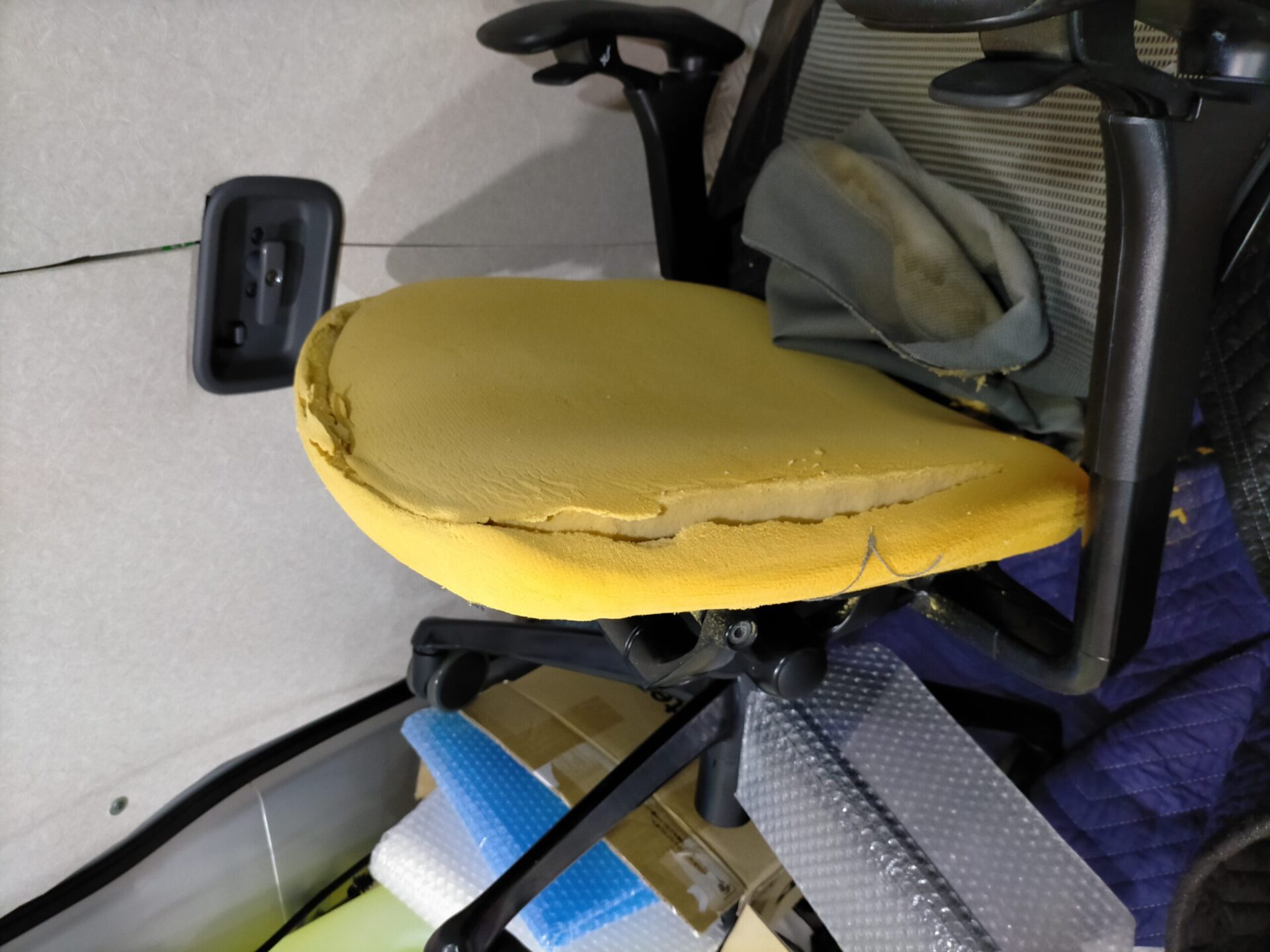 オカムラ コンテッサの加水分解で崩壊・黄色い粉が落ちる座面ウレタンクッションを約2,000円（コニシボンドG10Z＋15mm厚ウレタンシート）でDIY修理して新品超えの座り心地に復活させた修理記録のアイキャッチ