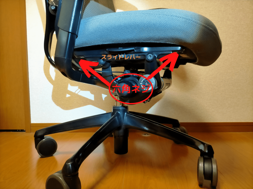 オカムラ コンテッサの座面ユニットを固定する4本の六角ネジ（5mm）の位置を示した図解。座面スライドレバーを押し上げて座面を真ん中の位置にスライドさせると隠れていたネジがフレームの隙間から見える。STEP2の分解手順説明