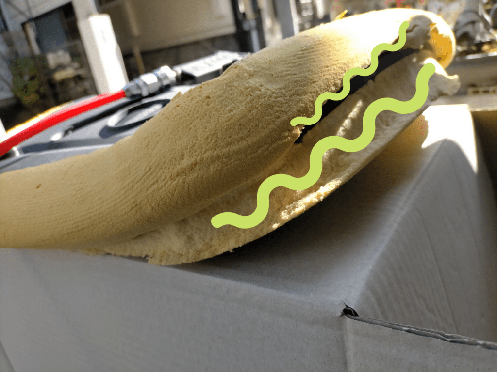 オカムラ コンテッサ座面ウレタンの割れ目にコニシボンドG10Zを両面塗布する場所を示した図解。