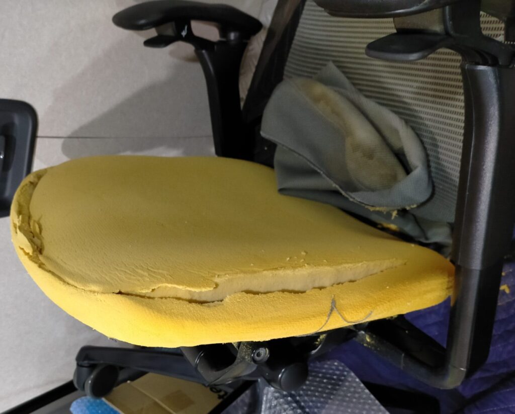 オカムラ コンテッサ中古椅子の座面崩壊している修理前の状態