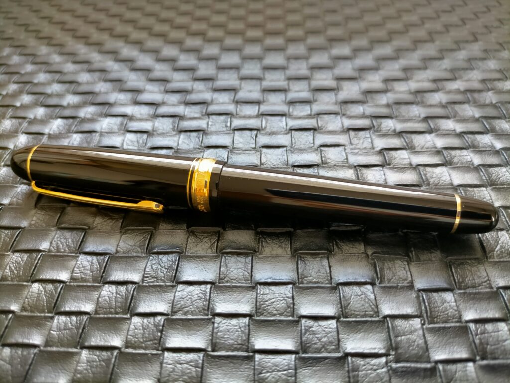 プラチナ万年筆#3776センチュリー M(中字)の全体外観・キャップを閉じた状態。シリーズ中最安価な軸素材モデル。シリーズ名は富士山の標高3776mにちなんで命名。2年間インクの乾燥を防ぐスリップシール機構付き。セーラー万年筆・パイロットカスタム74・ペリカンスーベレーンとの比較試し書きでこちらを選んだ実体験レビュー