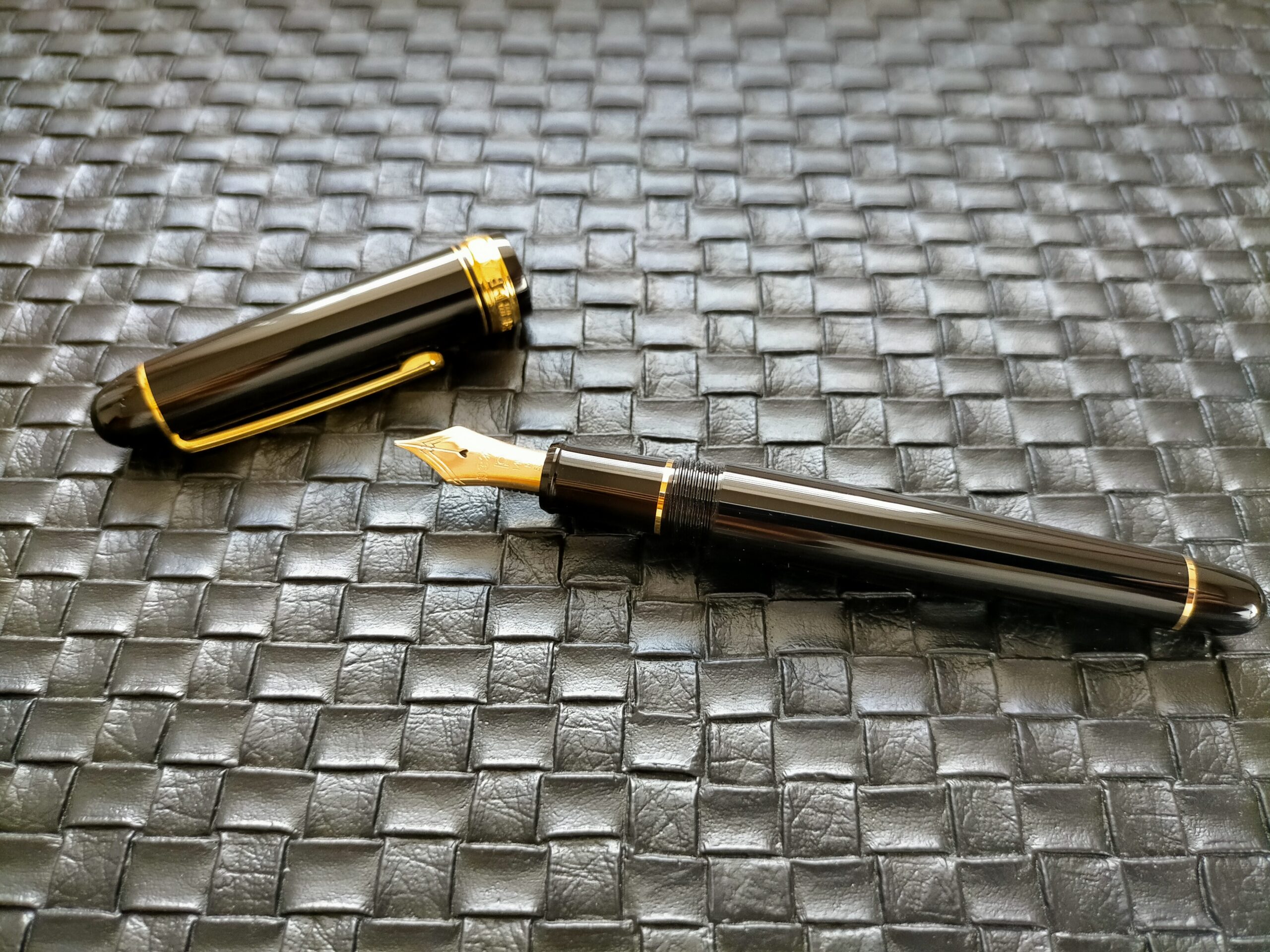 プラチナ万年筆#3776センチュリー(PLATINUM #3776 CENTURY)ペン種M(中字)のキャップを開けた状態。14Kゴールドニブ・富士山を二重に重ねたデザインのペン先・ハート穴が見える。スリップシール機構搭載で2年間インク乾燥を防止。カートリッジ交換式。2018年モデル旧定価11,000円、現行品定価14,300円