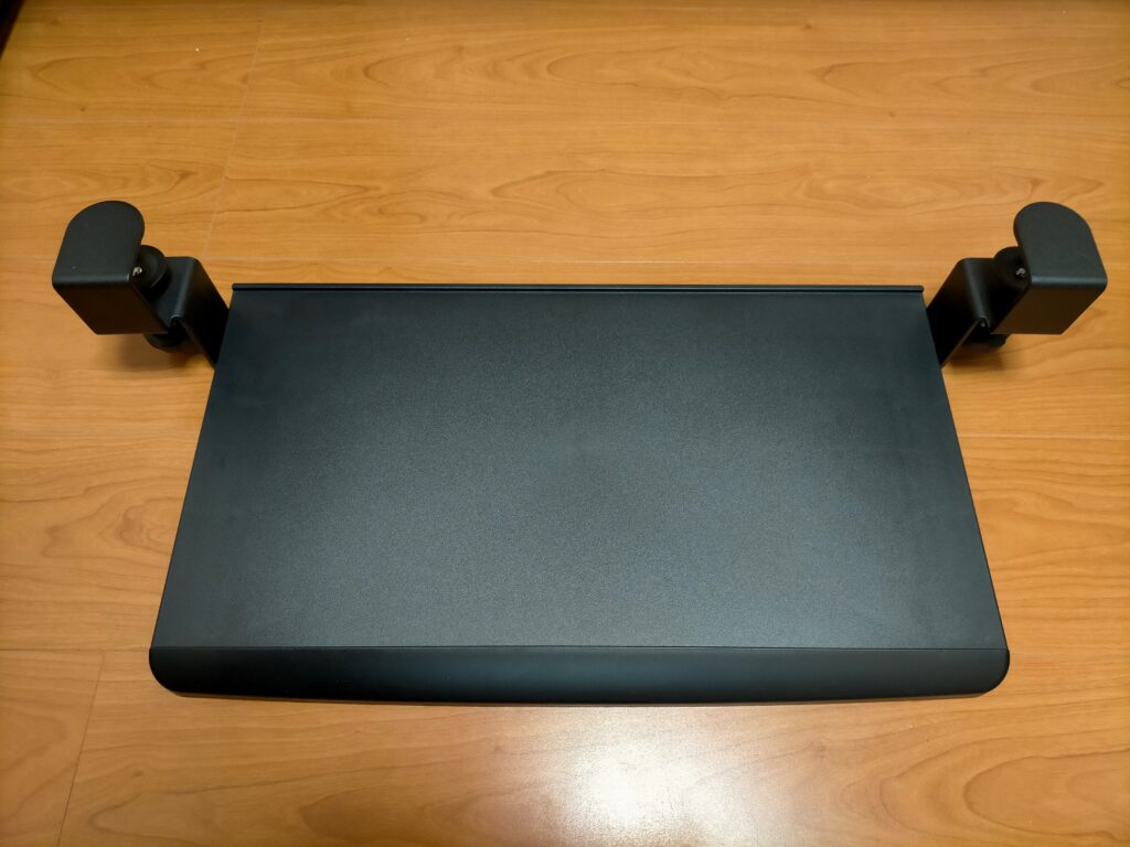 サンワ 100-KB004 キーボードスライダー取り付け前（Before）。