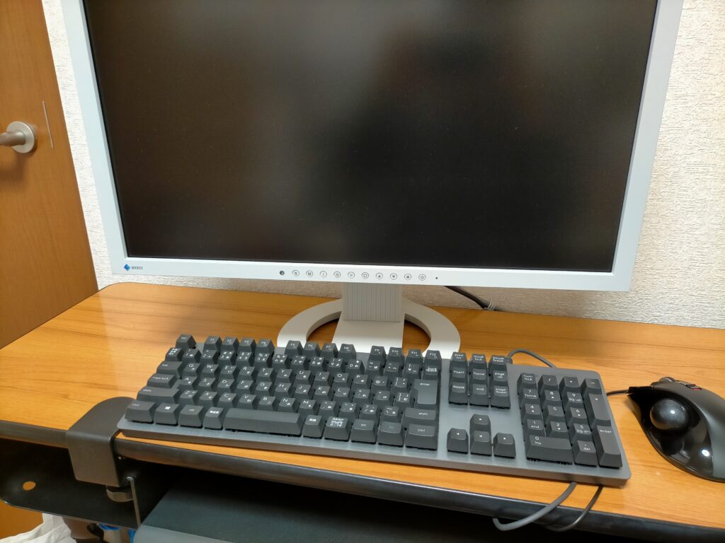 サンワ 100-KB004 キーボードスライダー取り付け前（Before）の机の状態。天板のみで収納下にキーボードスライダーがない状態。間仕切り撤去・板金・シャーシブラック塗装・天板再取り付け後のキーボードスライダー未取り付け段階