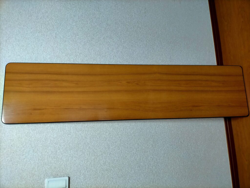 サンワ 100-KB004 キーボードスライダー取り付け作業Step1。机のビスを外して取り外した天板