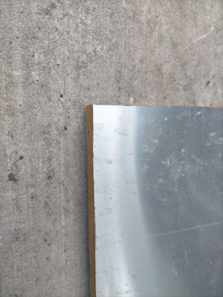 １５ｍｍのMDＦボードに両面０．５ｍｍ程のアルミ板を接着した床材上から