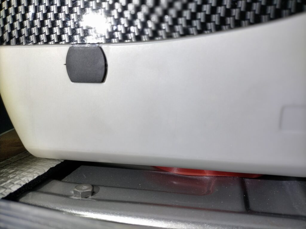 中華FFヒーター(Yakuin BSE-D5 5KW 12V)本体と床取り付けフランジの間に挟むオレンジ色シリコンゴムパッキンの実物写真。排気ガスの室内侵入を防ぐ気密性確保に必須のパーツ。付けないと不完全燃焼ガスが室内に漏れる危険があるためDIY取り付け時に絶対省略してはいけない重要部品