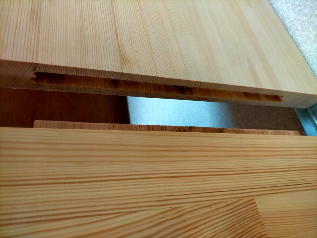 雇い実で板をつなぐ