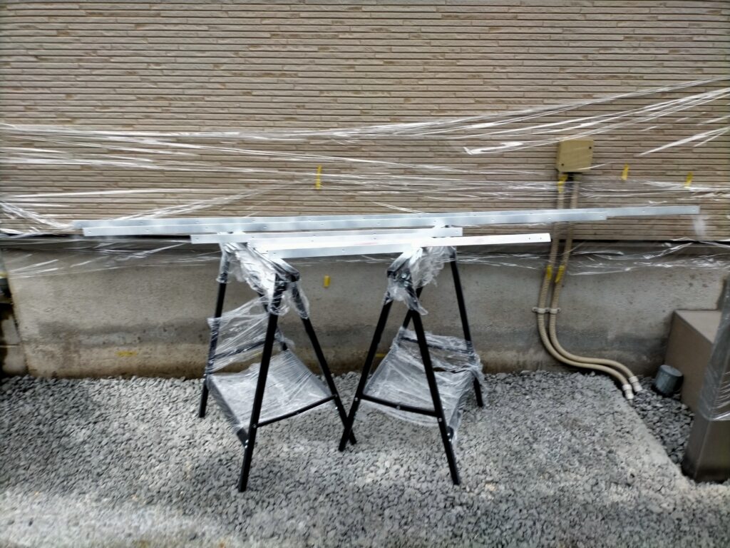 空中デスクDIY・アシズケ・脱脂後のアングルに金属用サーフェイサー（プライマー）を吹き付けている工程。金属素地に直接ラッカーを塗ると密着が弱いため、サーフェイサーで下地を作ることが塗装剥がれを防ぐ重要工程。乾燥後にパールホワイトラッカーで仕上げ塗装する