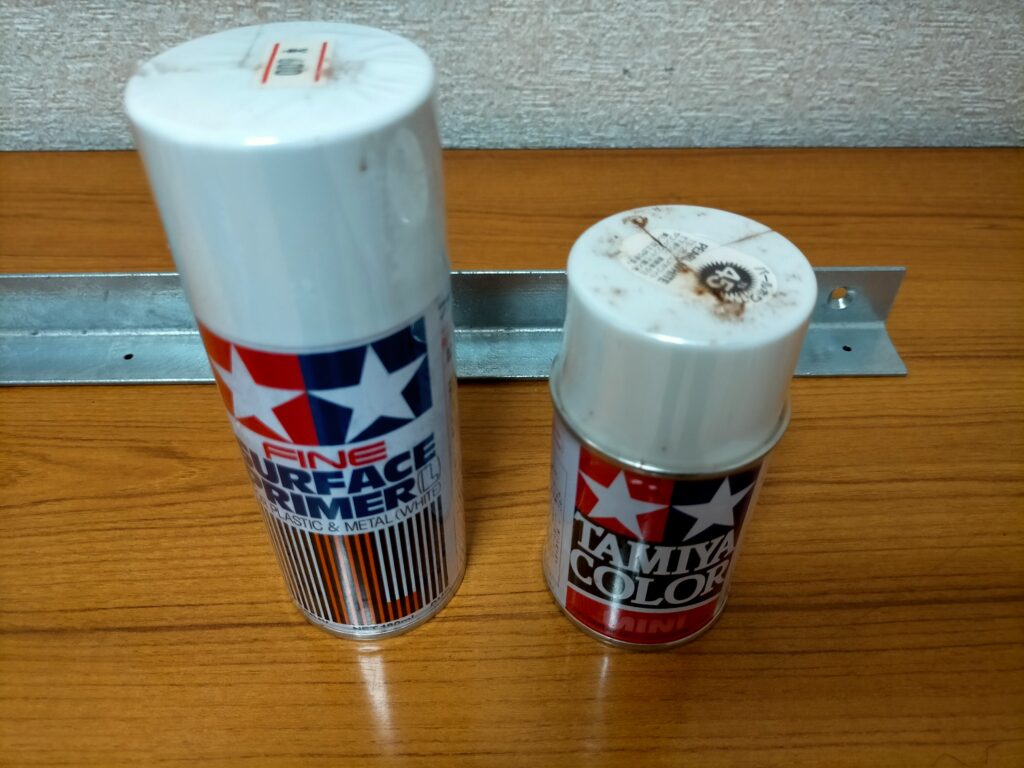 空中デスクDIY・アングル塗装に使用するラッカーシンナー（脱脂用）と金属用サーフェイサー・パールホワイトラッカースプレーの塗装材料一式。脱脂→サーフェイサー（下地）→パールホワイトの3工程塗装でアングルが部屋の白壁に馴染む仕上がりになる