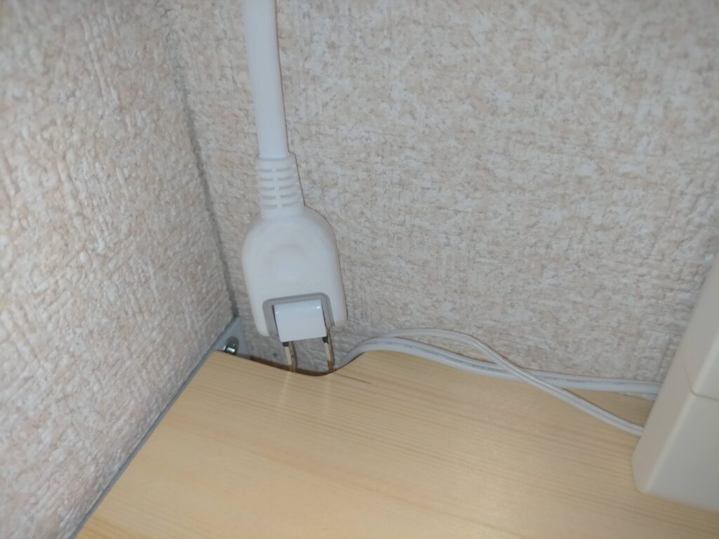 空中デスクDIY・丸ノコと手ノコで天板の壁側端部に配線スペース用の切り込みを入れた完成状態。コンセント・LANケーブル・電源コードが天板裏を通せる十分なスペースを確保。壁付け空中デスクでは配線穴加工が必須でテレワーク・ゲーミング環境の快適な配線管理に直結