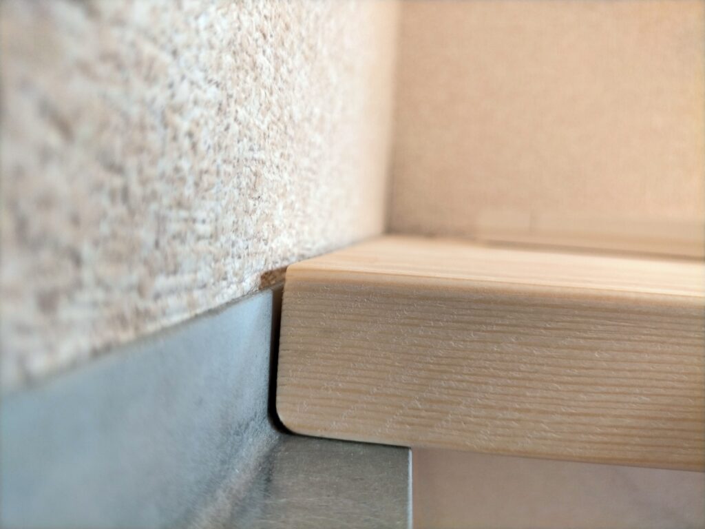 空中デスクDIY・天板裏の面取り加工後にアングルの角（アール）への当たりが解消されて天板がぴたりと収まった状態の確認。面取り前は天板が浮いていたが加工後はアングルと天板の接触面が増えて安定固定が可能に。この後上面・木口のサンダーがけと蜜蝋ワックス塗布に進む