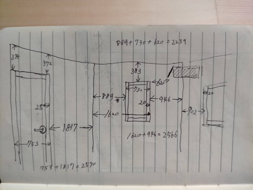 空中デスクDIY構想段階・手帳に書き出したL字デスクの平面レイアウト図。メインデスク（幅2.5m・奥行500mm）とサブデスク（幅1313mm・奥行380mm）のL字配置と壁への取り付け位置・アングル配置を検討した設計スケッチ