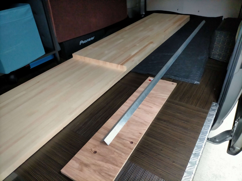 空中デスクDIYの天板材料・赤松集成材（4200×500×30mm・13,640円）。メインデスク天板用にカットして使用し、残りは棚板などに流用。パイン材に比べて赤味がかった木目が特徴。反りが少なく頑丈な集成材はDIYデスク天板に最適で、経年変化による味わいが楽しめる