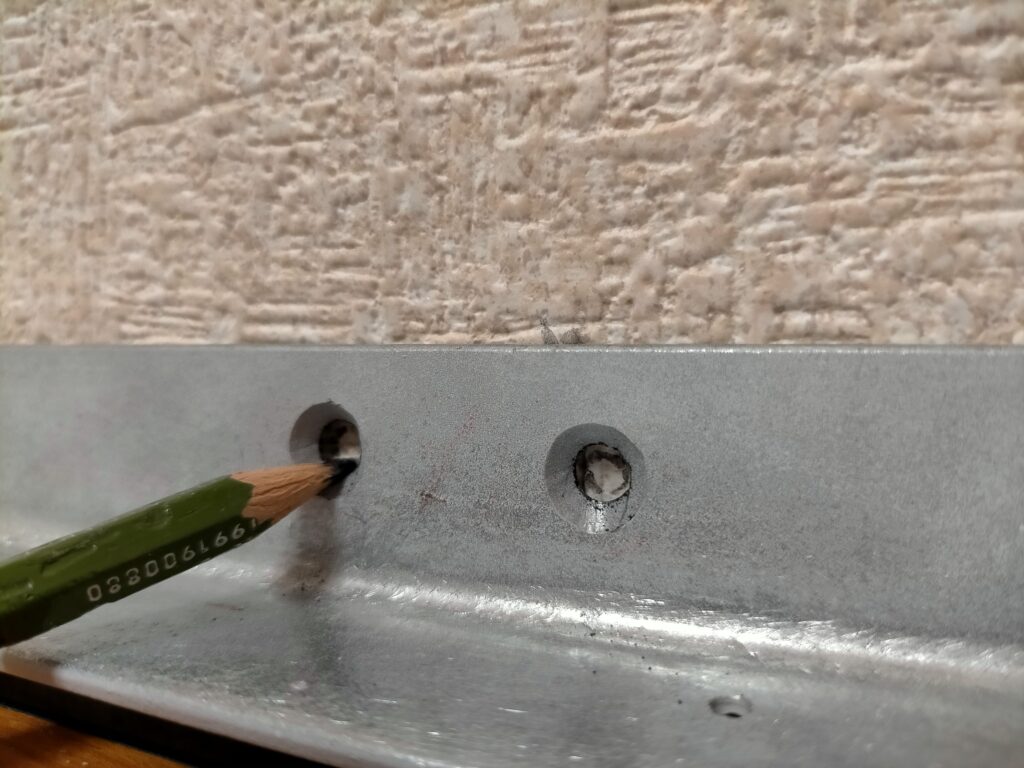 空中デスクDIYアングル取り付け工程・レーザー墨出し器のグリーンラインと下地探し「どこ太」で特定した柱・間柱位置を基準に、壁への3mm下穴位置を石筆でケガいている状態。正確なケガキがアングルの水平と荷重強度を決定する重要な前工程