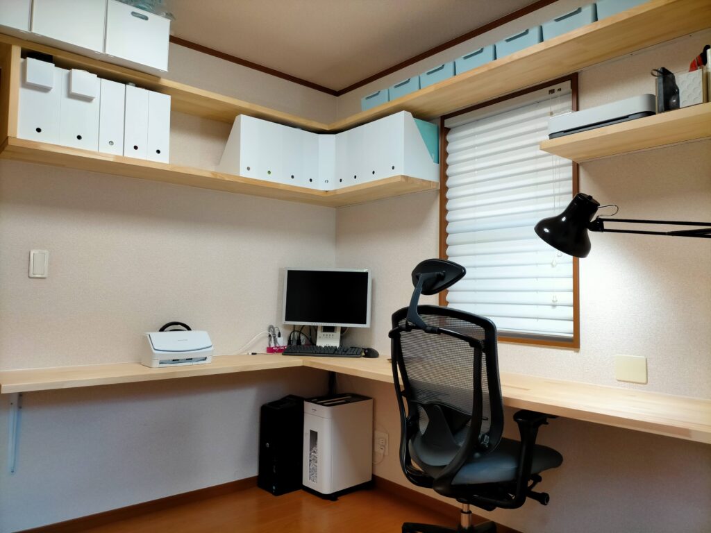 フローティングシェルフDIY施工後・After写真。壁面いっぱいの巨大フローティングシェルフ（棚2.5万円）＋空中デスク（机2万円）が完成。脚が一本もなく足元が完全にフリーになり掃除が楽で部屋が広く感じられる。オカムラ コンテッサを修理導入した理想の書斎が完成