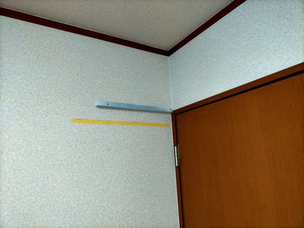 フローティングシェルフDIY・棚受けアングルを壁西側の間柱・柱に4.8×75mmコーススレッドで固定した状態。下穴あけ後に本締め。アングルは全4本使用。間柱にしっかり打ち込むことでフローティングシェルフに必要な荷重強度を確保