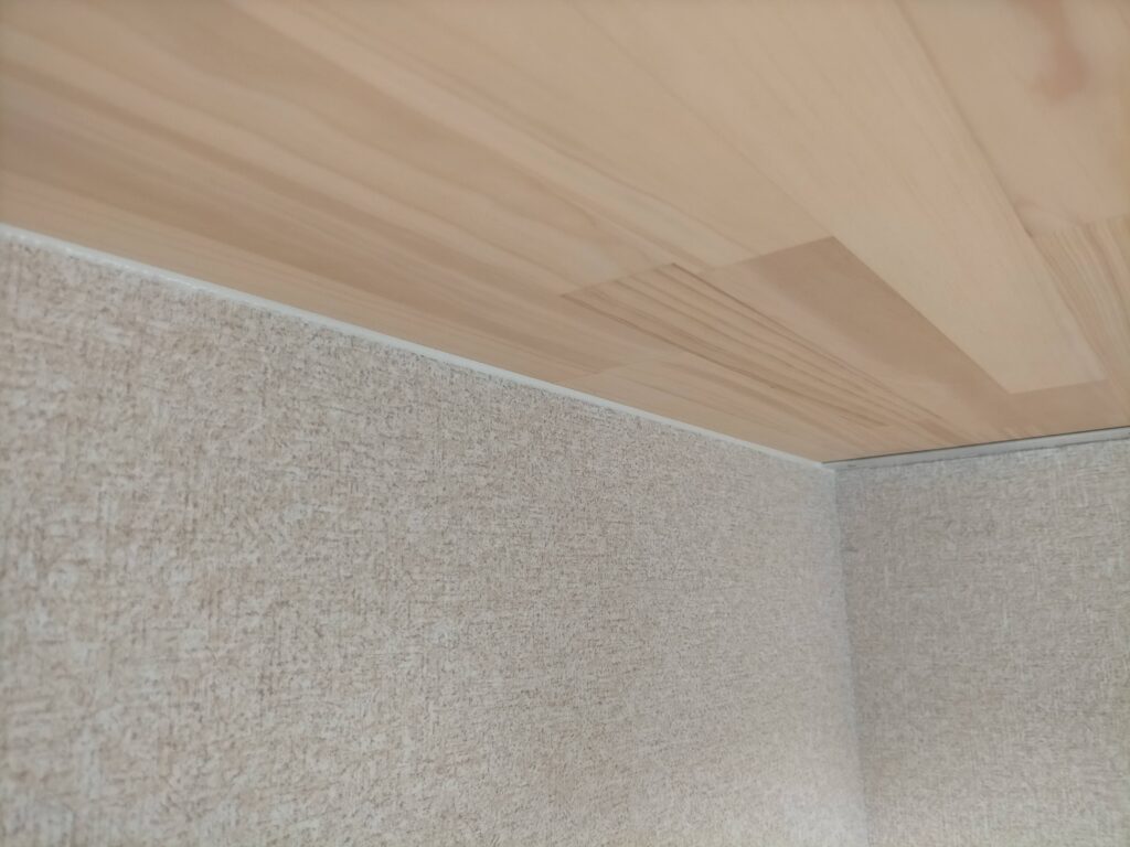 フローティングシェルフDIY・ヤヨイ化学ぺネットによるコーキング完了後の棚板と壁面の接合部仕上がり。隙間がなく既製品のようなクリーンな仕上がり。この後蜜蝋ワックスまたはワトコオイル・ブライワックスで棚板表面を保護仕上げする