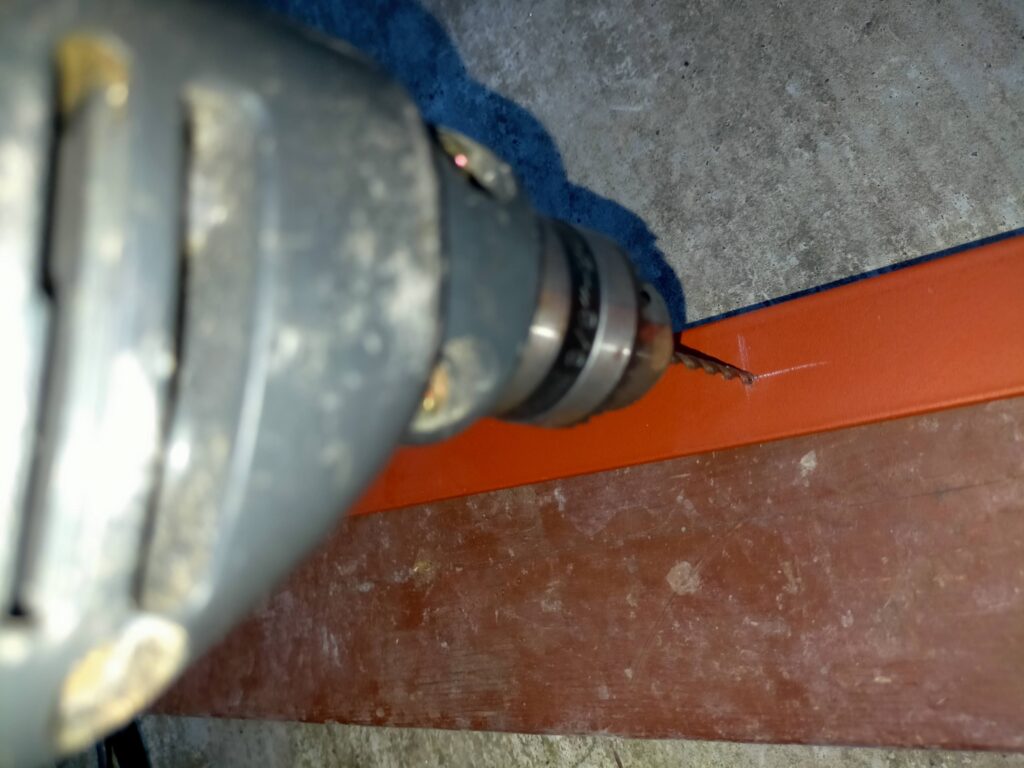 フローティングシェルフDIY・ケガキ線に沿ってドリルでアングルに穴をあけている工程。壁固定用5mm穴と棚板固定用3mm穴を加工。この後面取り錐で皿取り加工を行い、ビスの頭が平ら（ツライチ）になるよう仕上げる