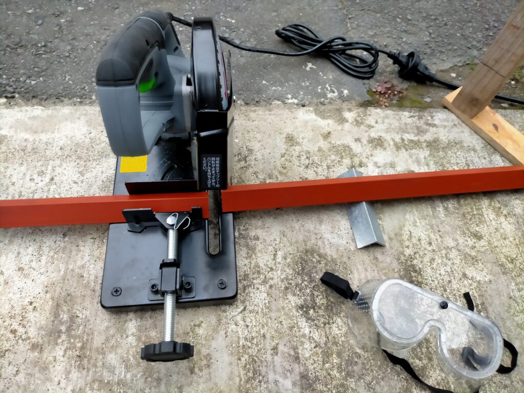 フローティングシェルフDIY・高儀 EARTH MAN チップソー切断機 CS-100TA（165mm）でメッキアングル・カラーアングルを必要な長さにカットしている工程。チップソーは火花が少なく室内・自宅作業に最適。棚＋机用アングル計6本をカット