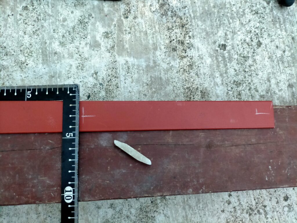 フローティングシェルフDIY・石筆（チョークマーカー）でアングルに穴あけ位置をケガいている工程。壁固定用5mm穴と棚板固定用3mm穴の位置を正確にマーキング。正確なケガキがドリル穴ズレを防ぎビスの一直線仕上がりに直結する