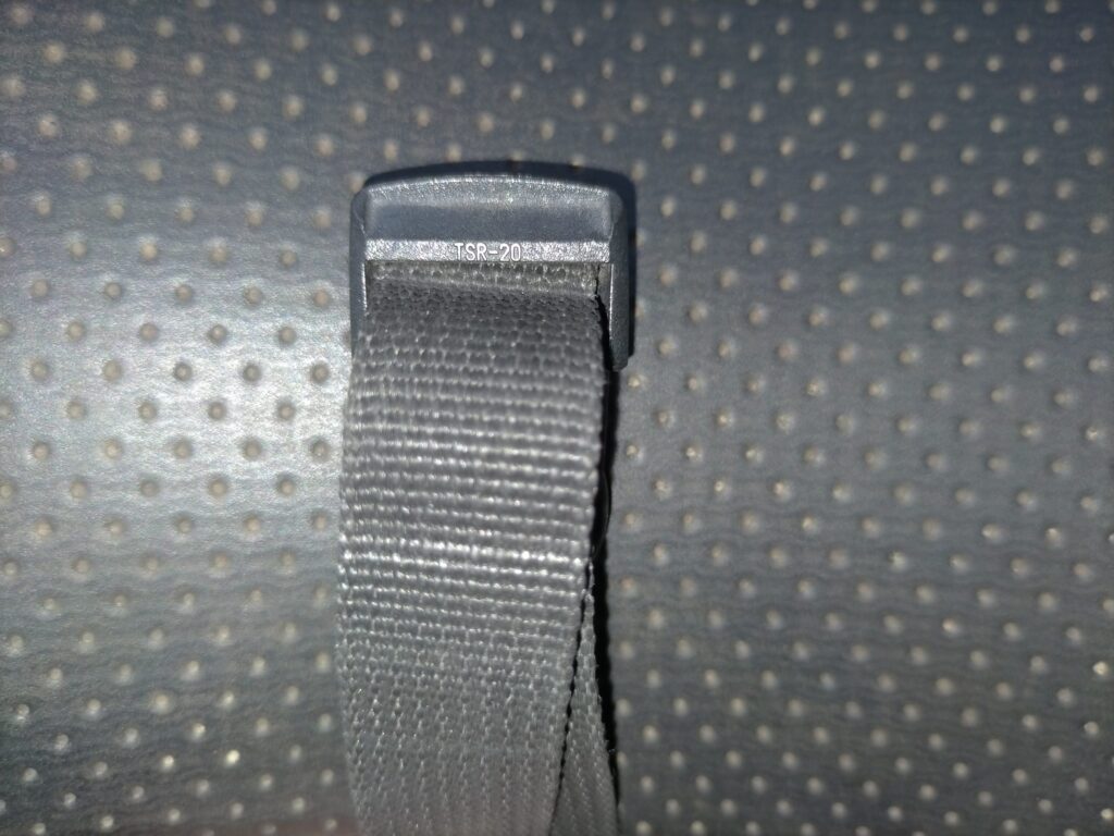 タナックス オフロードタンクバッグ3から外した破損バックル・NIFCO TSR-20オス側の割れた破片全体。「TSR-20」の刻印が確認できる。この型番をAmazonで検索すると約168円（数百円）の汎用品として購入可能。20mmベルト幅対応